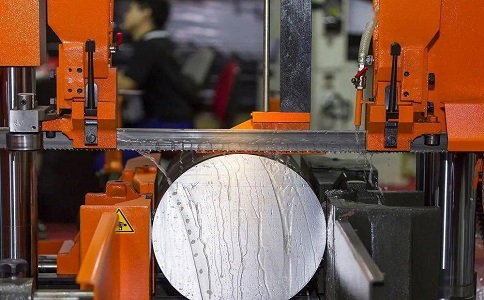 新宁立式金属带锯床切削出现跑带故障解决方法！